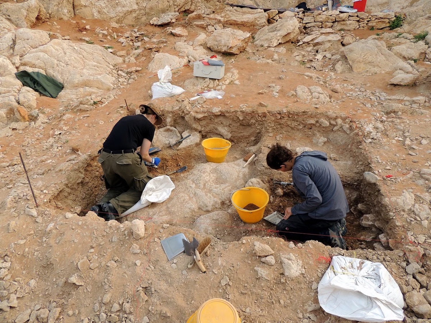 80.000 Jahre alte Steinwerkzeuge in Sharjah entdeckt | Die Geissens Real Estate | Luxus Immobilien mit Carmen und Robert Geiss – Die Geissens in Dubai