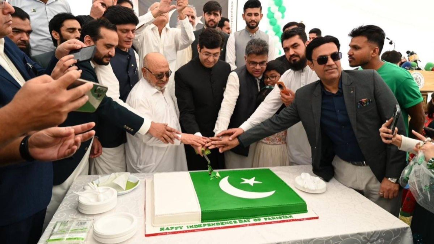 Dubai Hosts Largest Pakistan Independence Day Celebration | Die Geissens Real Estate | Luxus Immobilien mit Carmen und Robert Geiss – Die Geissens in Dubai